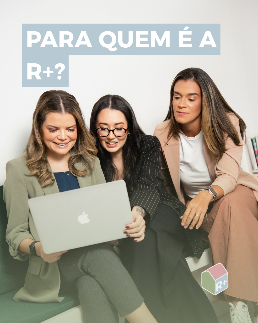 Equipe R+ colaborando em ambiente acolhedor